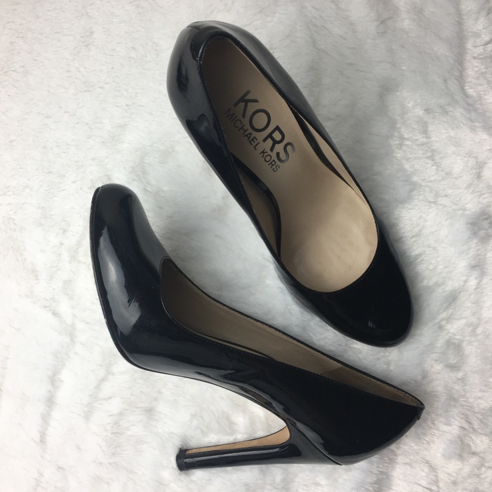 MICHAEL KORS | Black Patent Pumps